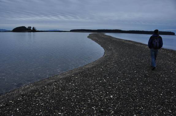Caminhando por ponte de areia formada na maré baixa em Metlakatla, na área de Prince Rupert, na British Columbia, oeste do Canadá